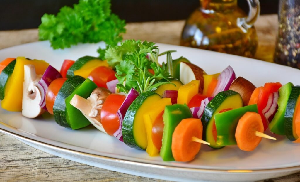 vegetable skewer, paprika, tomato, mushrooms, onion, oil, salt, spices, cook, kitchen, food, connoisseur, plate, dinner, enjoy the meal, having lunch, dish, vegetables, healthy, delicious, vegetarian, vegan, vitamins, health, savory, meal, close up, appetizing, nature, enjoy, garden